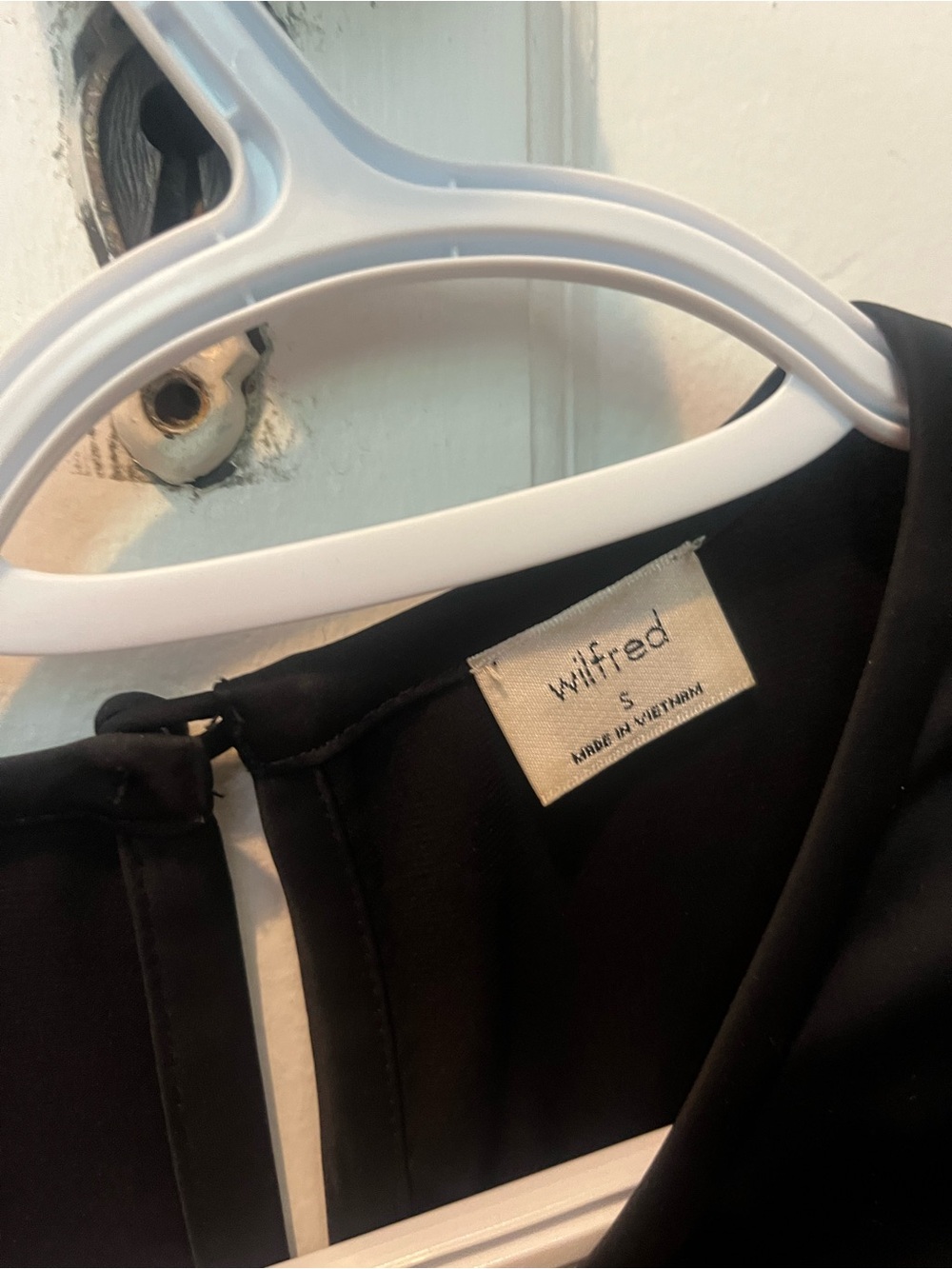 Aritzia x Wilfred - Black Long-Sleeve Cropped Tie-Back Top - Picture 6 of 6